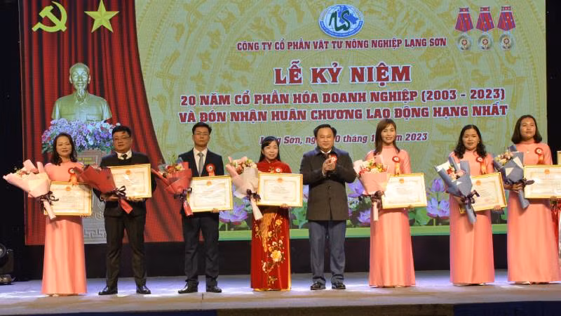 Nhiều tập thể và cá nhân Công ty Cổ phần vật tư nông nghiệp tỉnh được tặng bằng khen của Ủy ban nhân dân tỉnh Lạng Sơn.