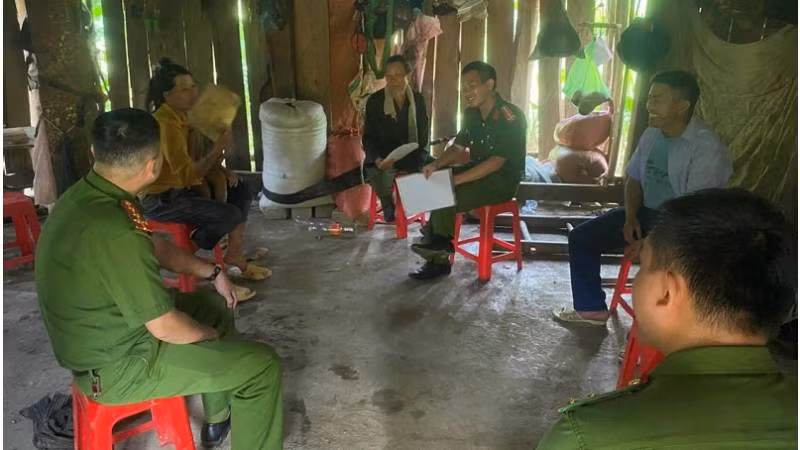 Công an xã Nhất Tiến, Bắc Sơn, (Lạng Sơn) tuyên truyền, vận động nhân dân cam kết, giao nộp vũ khí, vật liệu nổ, công cụ hỗ trợ.