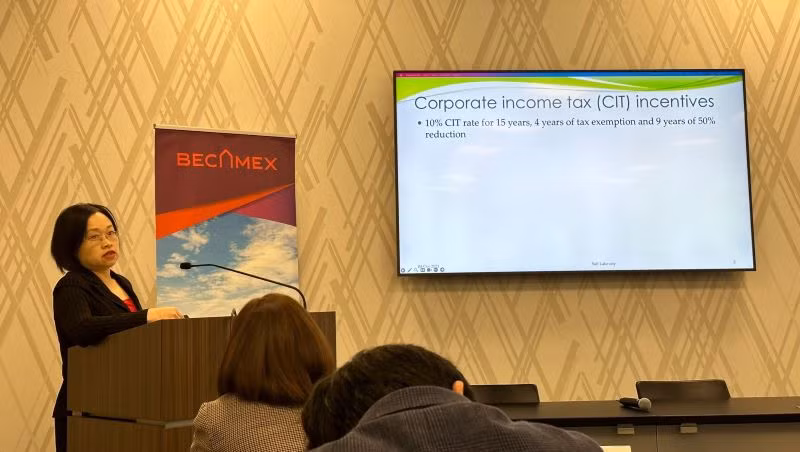 Bà Lê Thị Hải Vân, Tham tán Kinh tế phụ trách đầu tư FDI, Đại sứ quán Việt Nam tại Hoa Kỳ phát biểu ý kiến tại hội thảo. Bà Lê Thị Hải Vân, Tham tán Kinh tế phụ trách đầu tư FDI, Đại sứ quán Việt Nam tại Hoa Kỳ phát biểu ý kiến tại hội thảo.