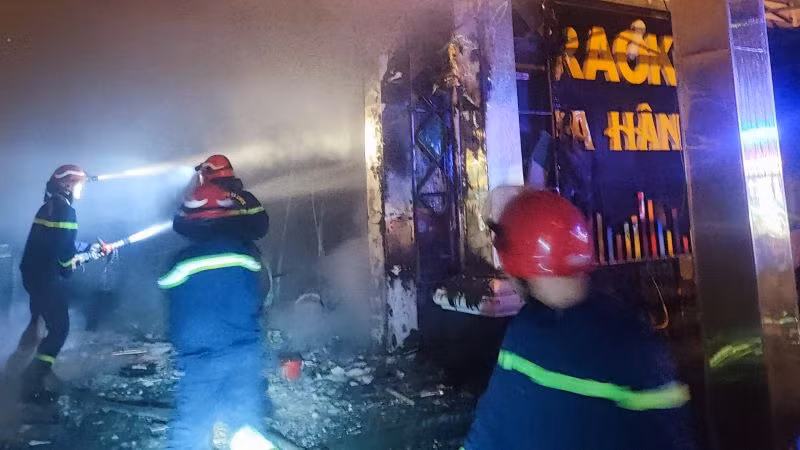 Cảnh sát Phòng cháy, chữa cháy và Cứu nạn cứu hộ Công an tỉnh Bình Dương chữa cháy tại hiện trường.