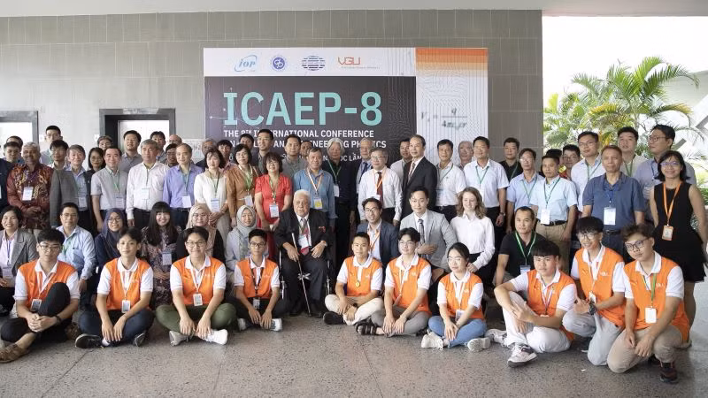 Các đại biểu chụp ảnh lưu niệm cùng sinh viên Trường đại học Việt Đức.