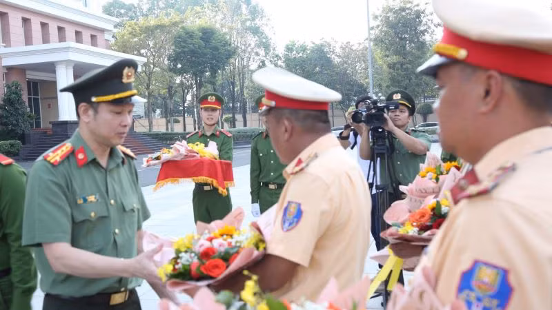 Đại tá Tạ Văn Đẹp, Giám đốc Công an tỉnh Bình Dương trao tặng hoa cho các đơn vị. Đại tá Tạ Văn Đẹp, Giám đốc Công an tỉnh Bình Dương trao tặng hoa cho các đơn vị.