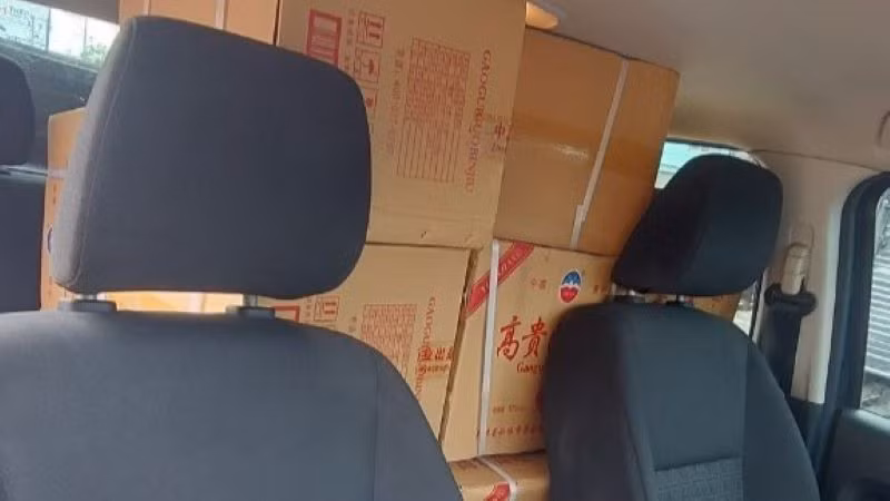 Rượu ngoại nhập không có hóa đơn, chứng từ hợp pháp bên trong ô-tô.