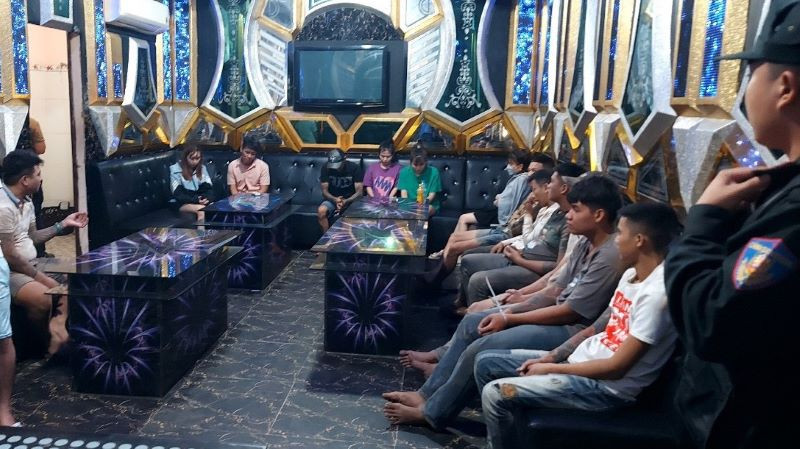 Nhóm đối tượng sử dụng trái phép chất ma túy tại quán karaoke.