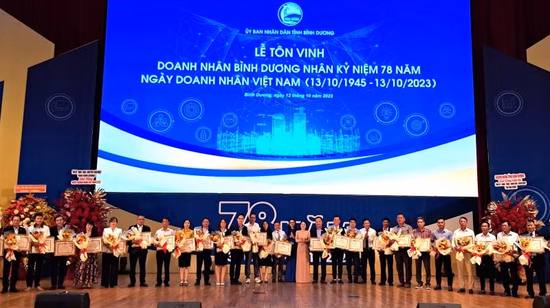 Trao tặng Bằng khen của Chủ tịch Ủy ban nhân dân tỉnh Bình Dương cho doanh nghiệp, doanh nhân có thành tích trong công tác phòng, chống dịch Covid-19.