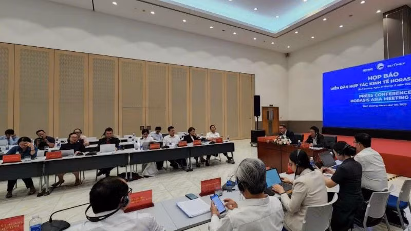 Toàn cảnh buổi họp báo.