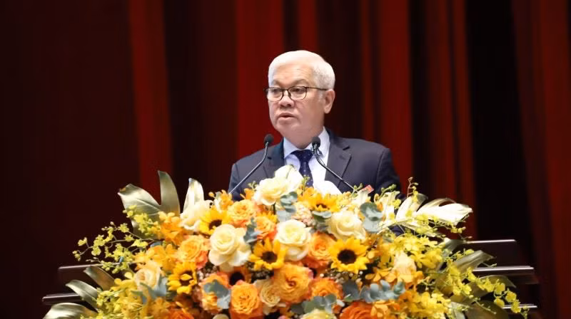 Bí thư Tỉnh ủy Bình Dương Nguyễn Văn Lợi phát biểu ý kiến tại hội thảo.