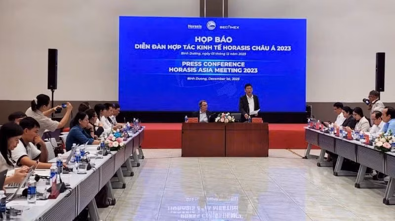 Phó Chủ tịch Thường trực Ủy ban nhân dân tỉnh Bình Dương Mai Hùng Dũng phát biểu ý kiến tại buổi họp báo.