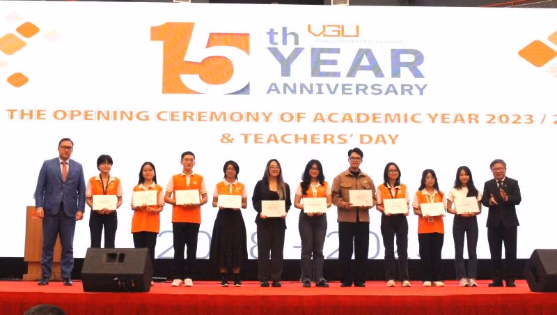 Trao học bổng cho sinh viên.