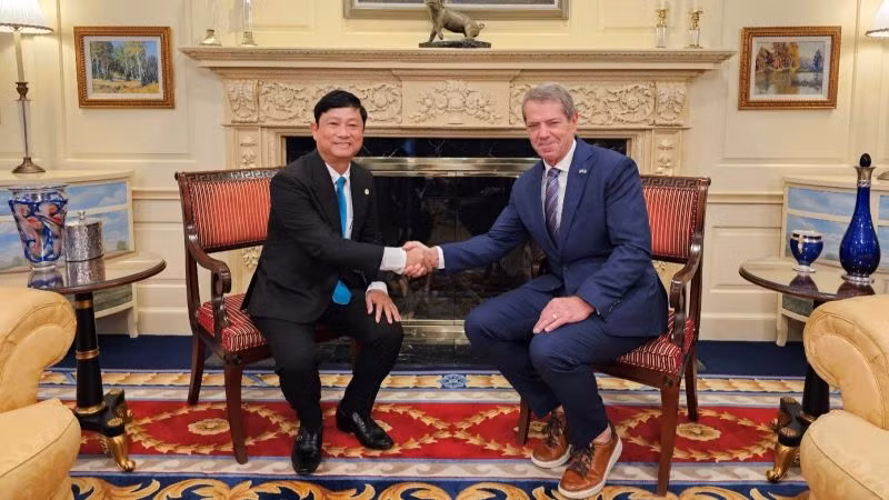 Chủ tịch Ủy ban nhân dân tỉnh Bình Dương Võ Văn Minh làm việc với Thống đốc bang Nebraska Jim Pillen. 