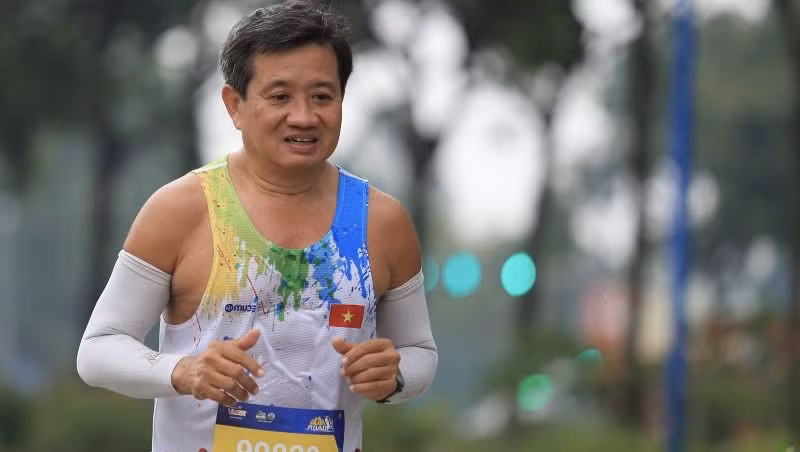 Ông Đoàn Ngọc Hải, nguyên Phó Chủ tịch Ủy ban nhân dân quận 1 (Thành phố Hồ Chí Minh) tham gia giải chạy với cự ly 100km.