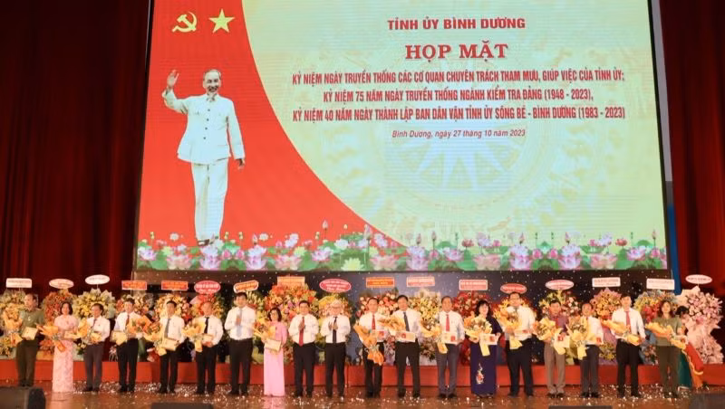 Lãnh đạo tỉnh Bình Dương trao tặng Kỷ niệm chương vì sự nghiệp công tác chuyên trách tham mưu, giúp việc của Tỉnh ủy cho các cá nhân.