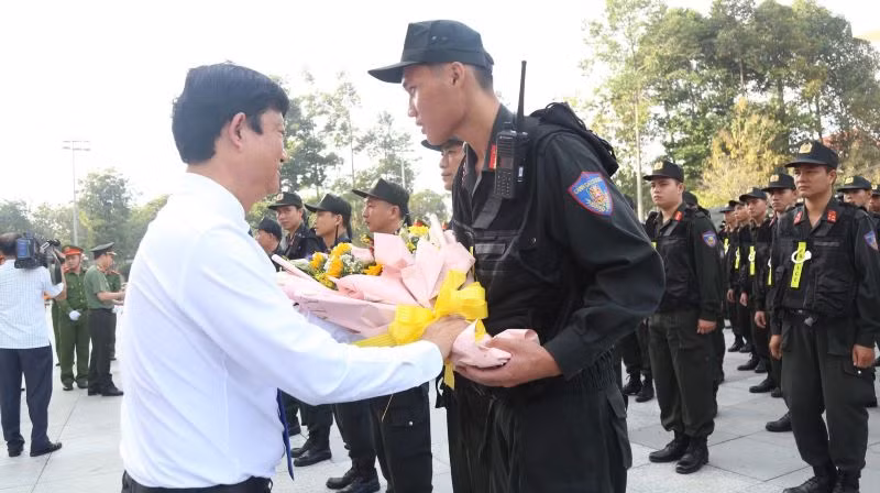 Chủ tịch Ủy ban nhân dân tỉnh Bình Dương Võ Văn Minh trao tặng hoa cho các đơn vị. Chủ tịch Ủy ban nhân dân tỉnh Bình Dương Võ Văn Minh trao tặng hoa cho các đơn vị.