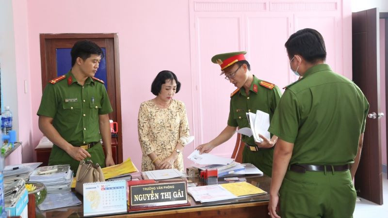 Khởi tố bị can, ra Lệnh cấm đi khỏi nơi cư trú đối với bà Nguyễn Thị Gái, Trưởng Văn phòng Công chứng Nguyễn Thị Gái.