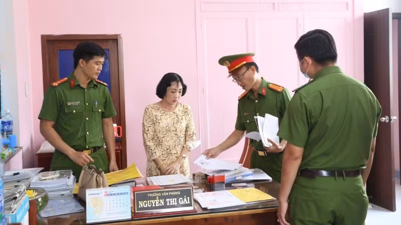 Khởi tố bị can, ra Lệnh cấm đi khỏi nơi cư trú đối với bà Nguyễn Thị Gái, Trưởng Văn phòng Công chứng Nguyễn Thị Gái.