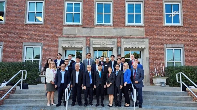 Đoàn công tác tỉnh Bình Dương làm việc và chụp hình lưu niệm cùng Ban lãnh đạo Đại học Nebraska Omaha.