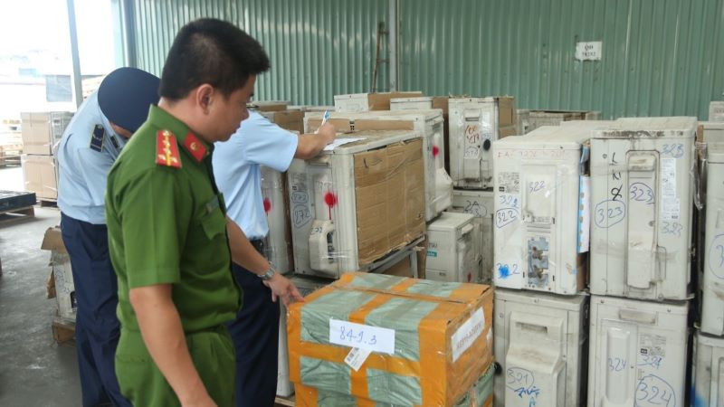 Kiểm tra và niêm phong sản phẩm hàng điện tử không rõ nguồn gốc, xuất xứ. 