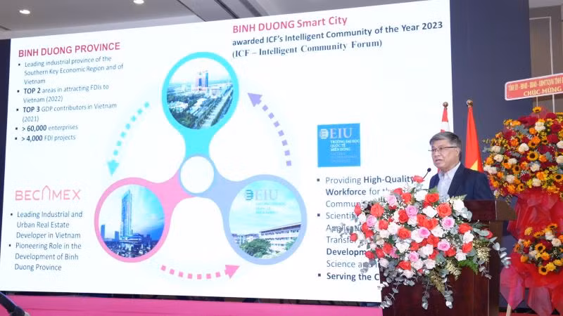 Giới thiệu Trung tâm Đổi mới sáng tạo Việt Nam-Singapore tại chương trình.