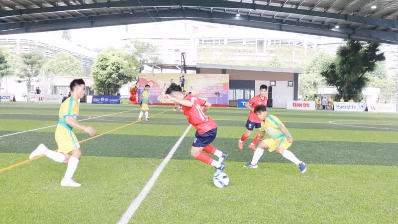 Các đội thi đấu sôi nổi ngay sau lễ khai mạc.