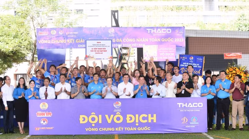 Các đại biểu chụp hình lưu niệm cùng đội Công đoàn Hải Phòng.