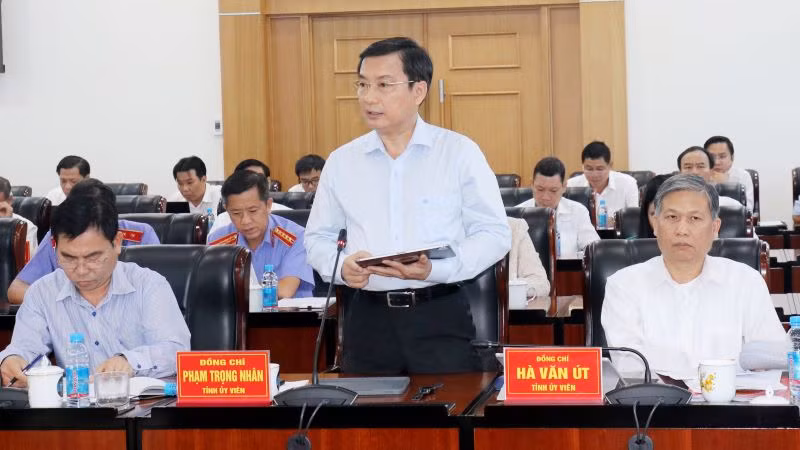 Các đại biểu trình bày tham luận tại hội nghị.