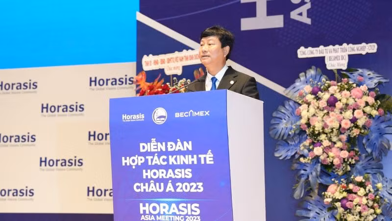 Chủ tịch Ủy ban nhân dân tỉnh Bình Dương Võ Văn Minh phát biểu ý kiến tại Diễn đàn.