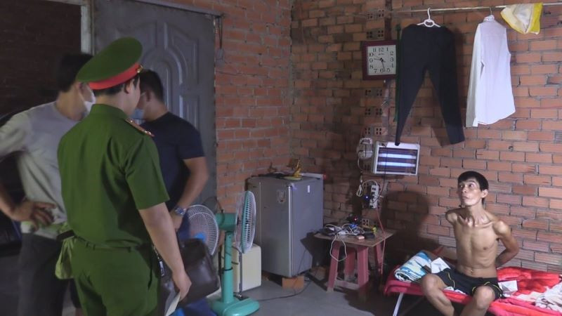 Đối tượng Lê Hoàng Chiến tại nơi ở và tàng trữ ma túy. 