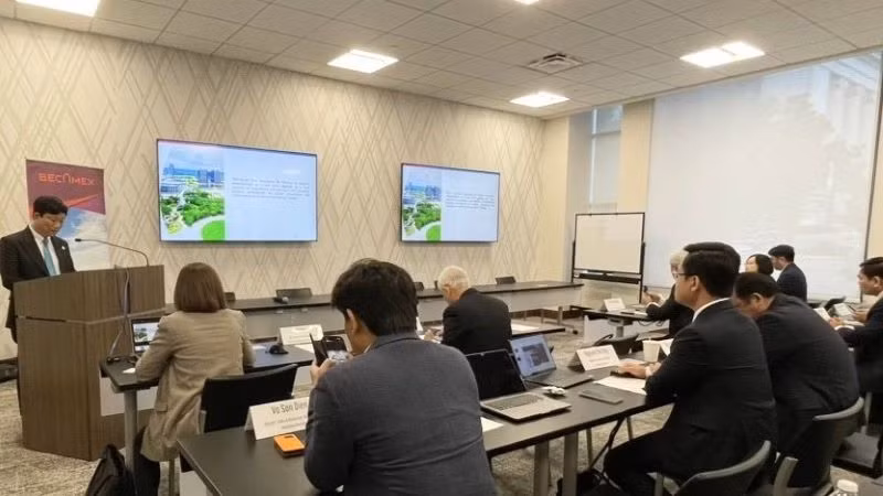 Chủ tịch UBND tỉnh Bình Dương Võ Văn Minh phát biểu ý kiến tại hội thảo.