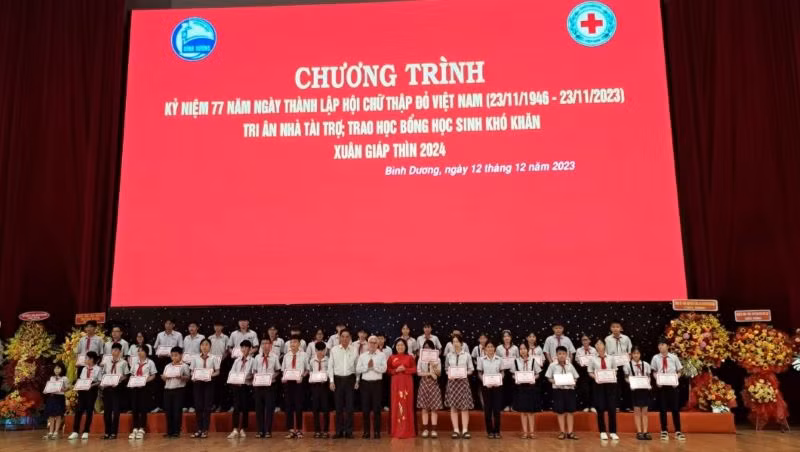 Lãnh đạo tỉnh Bình Dương trao học bổng cho học sinh có hoàn cảnh khó khăn. 