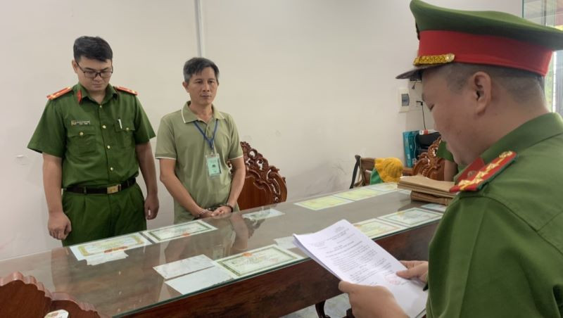 Tống đạt Quyết định Khởi tố bị can, Lệnh bắt bị can để tạm giam và Lệnh khám xét nơi ở đối với Lưu Hồng Sơn.