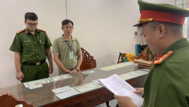 Tống đạt Quyết định Khởi tố bị can, Lệnh bắt bị can để tạm giam và Lệnh khám xét nơi ở đối với Lưu Hồng Sơn.