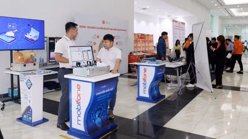 Mobifone Bình Dương công bố trao tặng gói hỗ trợ miễn phí giải pháp chuyển đổi số.