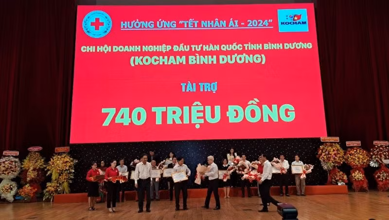 Chi hội doanh nghiệp đầu tư Hàn Quốc tại Bình Dương ủng hộ các hoạt động nhân đạo và chăm lo Tết cho người dân khó khăn dịp Xuân Giáp Thìn 2024.