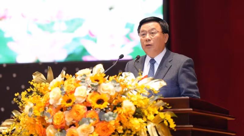 Đồng chí Nguyễn Xuân Thắng, Ủy viên Bộ Chính trị, Chủ tịch Hội đồng Lý luận Trung ương, Giám đốc Học viện Chính trị Quốc gia Hồ Chí Minh phát biểu ý kiến tại hội thảo.