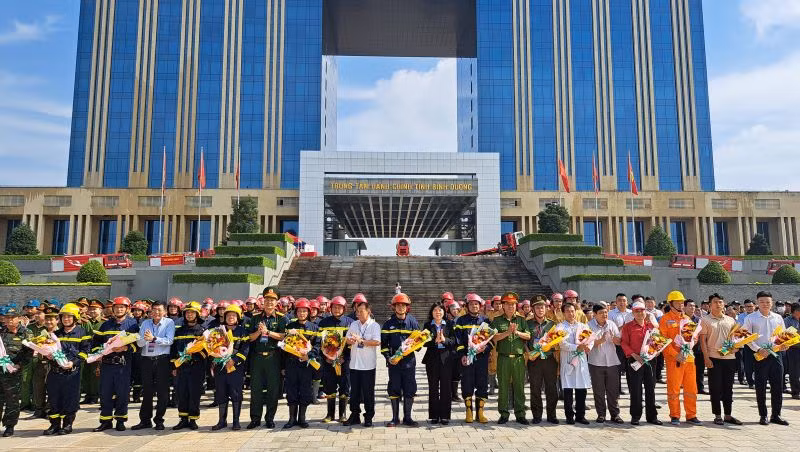 Các đại biểu trao tặng hoa cho đại diện các đơn vị tham gia buổi diễn tập. 