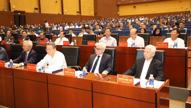 Nguyên Chủ tịch nước Nguyễn Minh Triết và các đại biểu dự hội thảo.