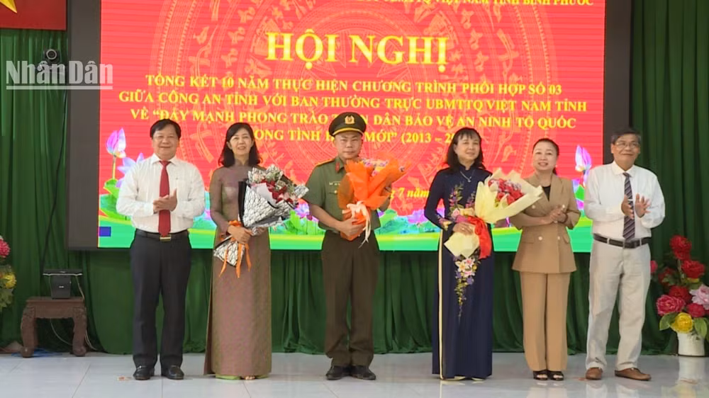 Lãnh đạo tỉnh Bình Phước khen thưởng các cá nhân, tập thể xuất sắc trong phong trào bảo vệ an ninh Tổ quốc.