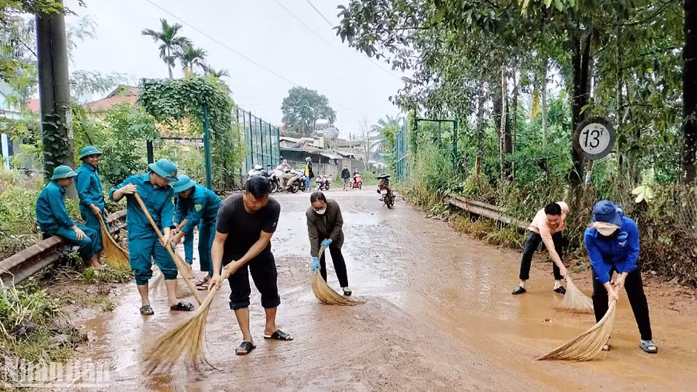 Các lực lượng của huyện Bù Đăng khắc phục hậu quả thiên tai.