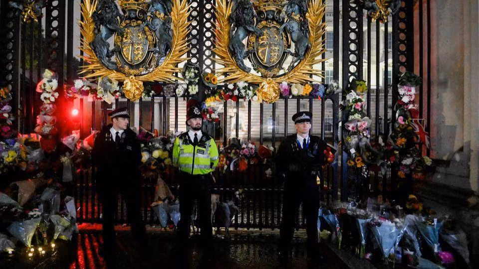 Cổng vào Cung điện Buckingham sau khi Nữ hoàng qua đời. (Ảnh: Reuters)