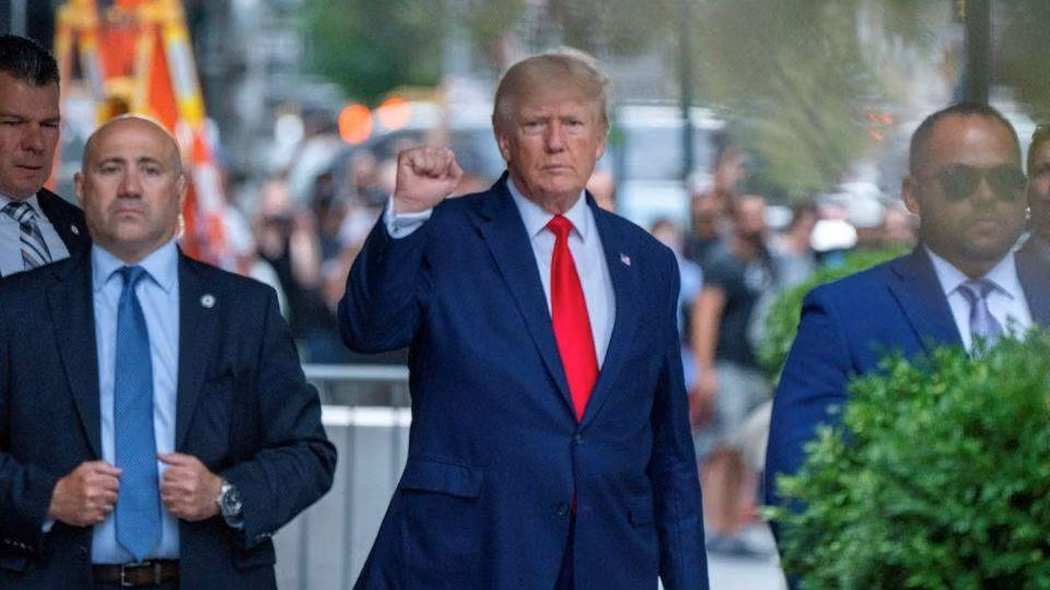 Ông Donald Trump rời khỏi Tháp Trump sau hai ngày FBI lục soát dinh thự Mar-a-Lago, ngày 10/8/2022. (Ảnh: Reuters)