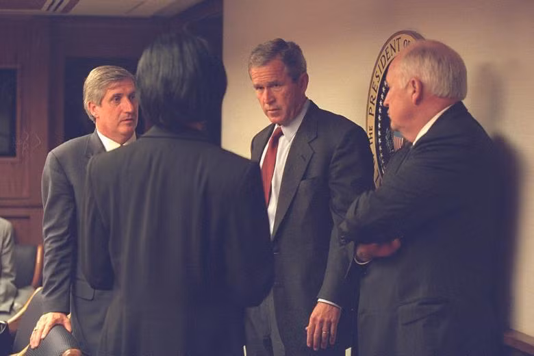 Vài giờ sau khi nước Mỹ hứng chịu loạt vụ tấn công khủng bố chưa từng có, Tổng thống Bush và Phó Tổng thống Dick Cheney (bên phải) cùng các nhân viên cấp cao thảo luận tại Trung tâm Hành động khẩn cấp của Tổng thống Mỹ ở Washington. (Ảnh: Reuters)