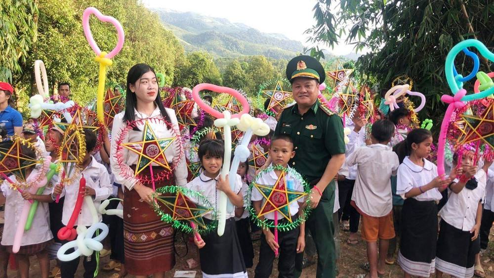 Các cháu cùng nhận quà Trung thu.