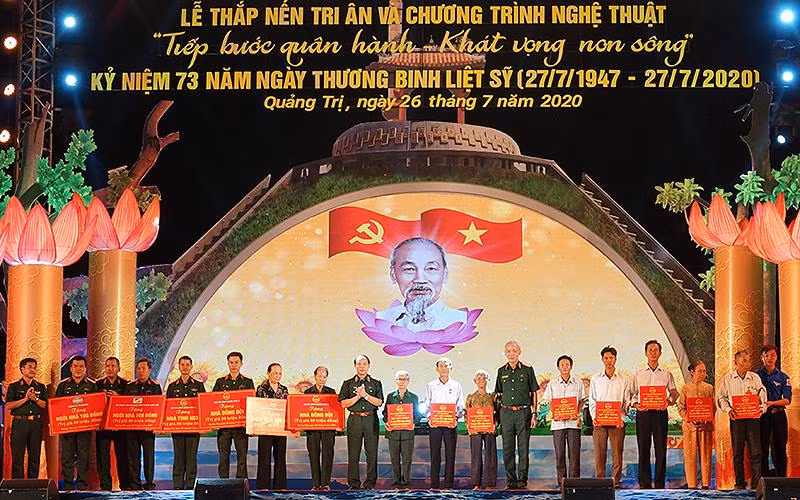 Thủ trưởng Quân khu 4, đại diện các đơn vị liên quan trao “Ngôi nhà 100 đồng”, “Nhà đồng đội”, “Nhà tình nghĩa”, sổ tiết kiệm... tặng các đối tượng chính sách nhân kỷ niệm 73 năm Ngày Thương binh-Liệt sĩ tại tỉnh Quảng Trị.