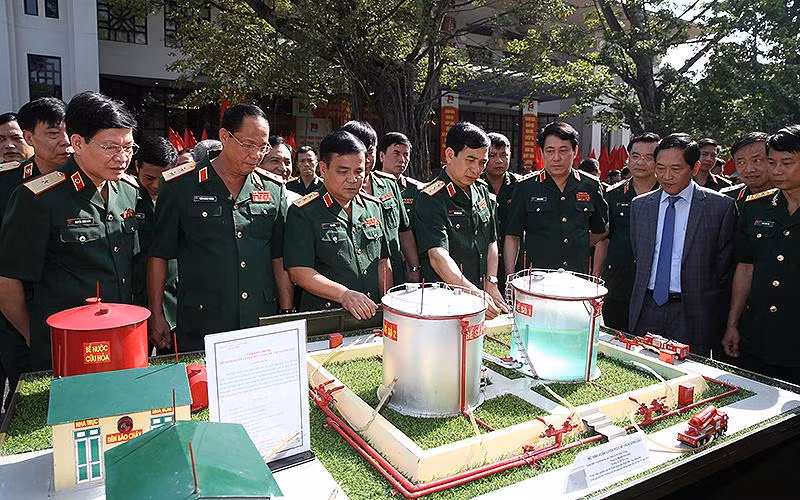 Lãnh đạo Quân ủy Trung ương, Thủ trưởng Bộ Quốc phòng và các đại biểu tham quan khu trưng bày sản phẩm sáng tạo của tuổi trẻ quân đội.