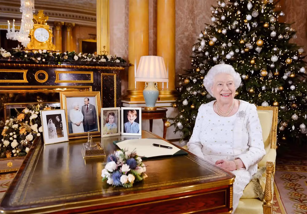 Nữ hoàng tại Cung điện Buckingham, năm 2017, sau khi ghi hình cho chương trình Ngày Giáng sinh. (Ảnh: Reuters)