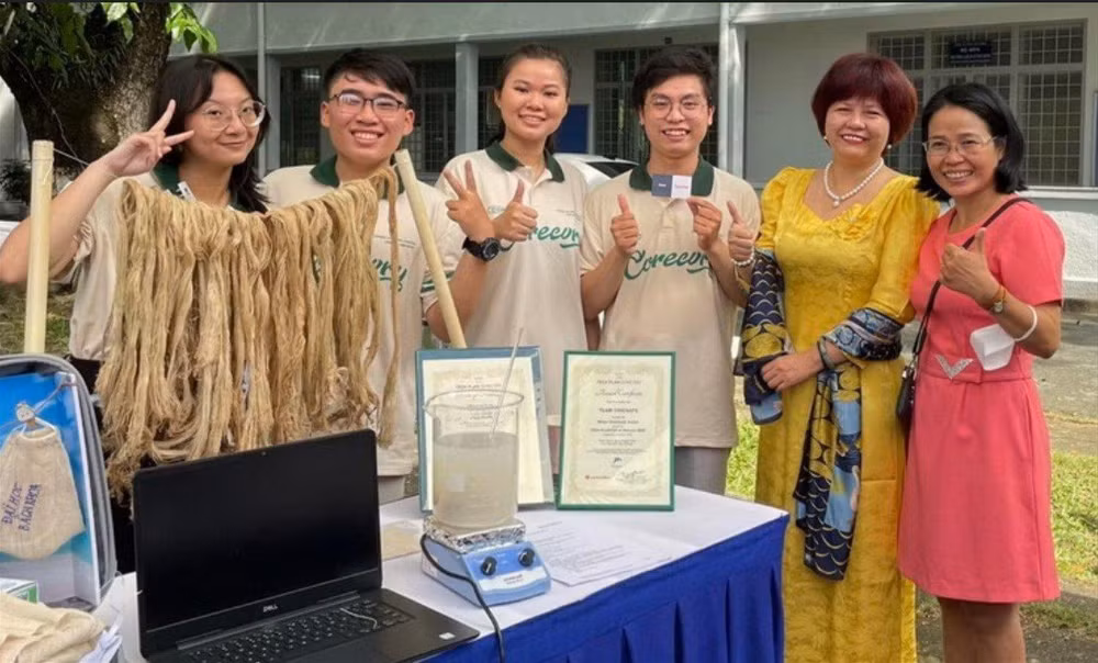 Gian hàng của các thành viên tạo ra vải kháng khuẩn sinh học từ sợi dứa trưng bày tại cuộc thi Bách khoa Innovation 2022. (Ảnh nhân vật cung cấp).