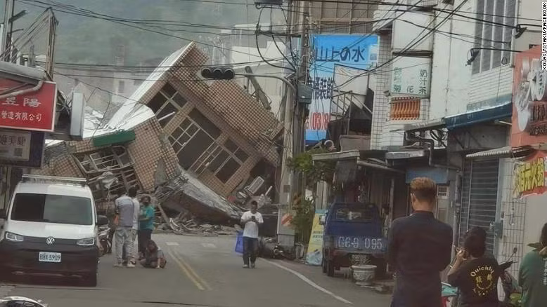 Tòa nhà bị sập sau trận động đất. (Ảnh: CNN)