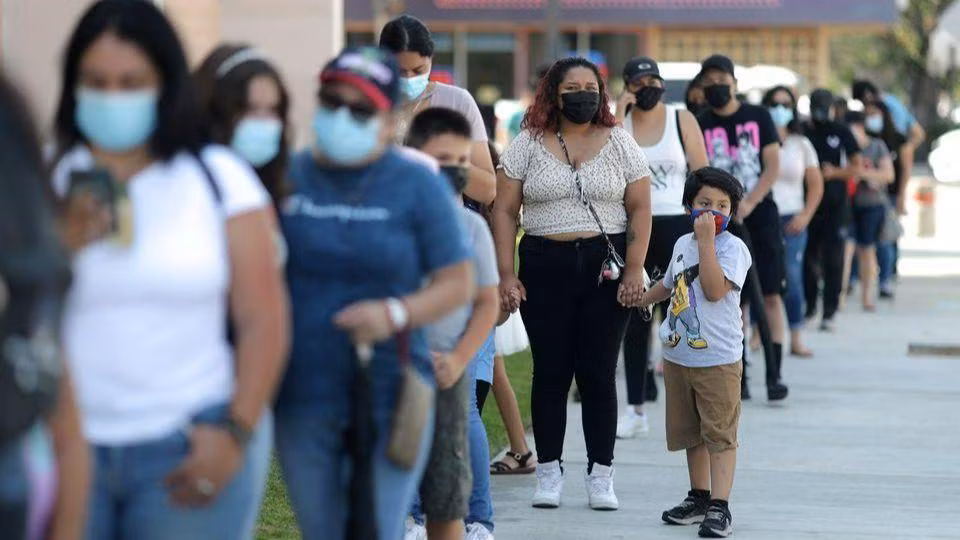 Người dân xếp hàng chờ làm xét nghiệm Covid-19 tại California, Mỹ, ngày 12/8/2021. (Ảnh: Reuters)