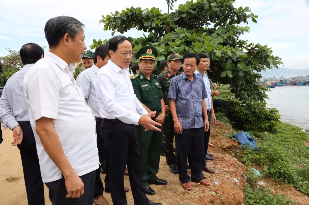 Chủ tịch Ủy ban nhân dân tỉnh Phạm Anh Tuấn kiểm tra tàu thuyền neo đậu tại khuneo đậu tàu thuyền trú tránh bão Tam Quan, phường Tam Quan Bắc, thị xã Hoài Nhơn..