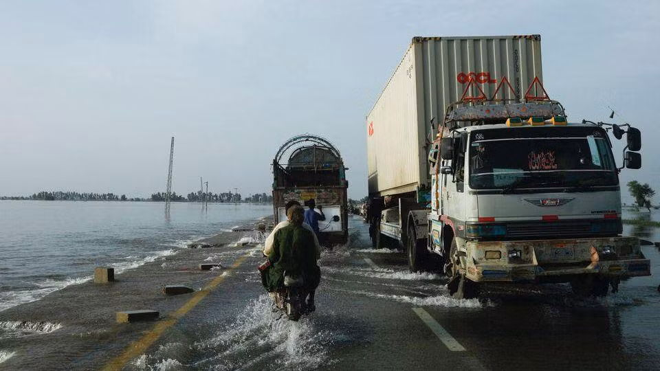 Người dân di chuyển trên con đường bị ngập tại Mehar, Pakistan, ngày 29/8/2022. (Ảnh: Reuters)